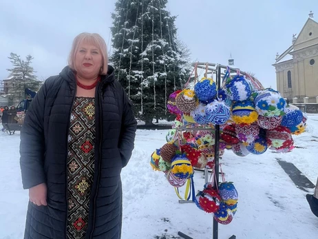 Мастерица со Львовщины: Хочу украсить своими вышитыми шарами главную елку страны