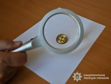 Во Львовской области будут судить мужчину за попытку продать случайно найденное старинное украшение V века