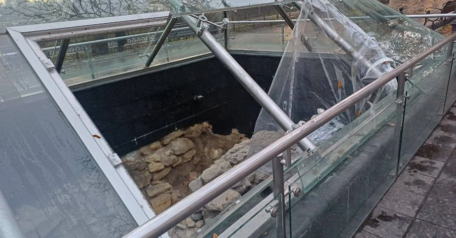 У середмісті Одеси розбили скло піраміди-музею з залишками грецького поселення