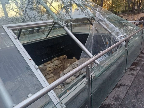 У середмісті Одеси розбили скло піраміди-музею з залишками грецького поселення