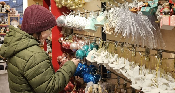 Символ 2026-го, кулі відомого кераміста і ретро: головні тренди ялинкових іграшок