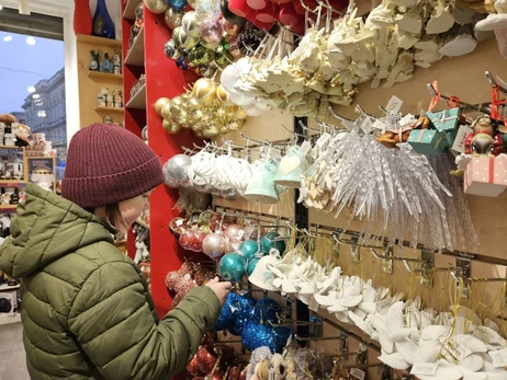 Символ 2026-го, шары известного керамиста и ретро: главные тренды елочных игрушек