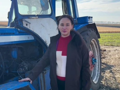 Вагітна на тракторі: як вчителька молодших класів стала зіркою тіктока