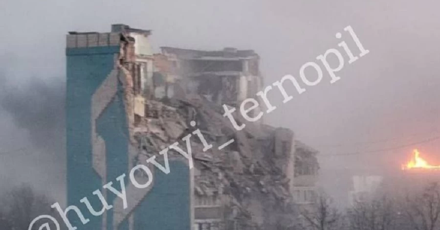 После российской атаки в Тернополе разрушена многоэтажка, во Львове – сильный пожар