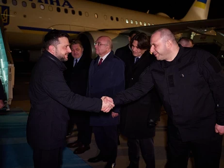 Владимир Зеленский уже в Турции, его встретил Рустем Умеров