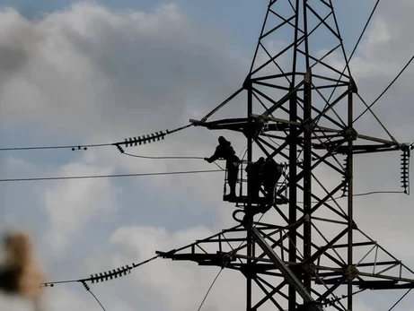 Росіяни вдарили по енергетичній структурі України, Міненерго попередило про відключення