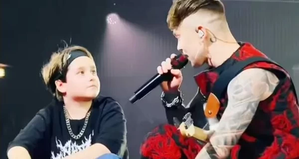 Подарунок від кумира: отримавши від Пивоварова гітару, юний фанат запросив його на концерт