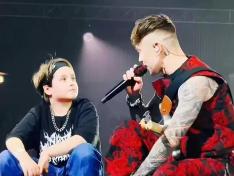 Подарок от кумира: получив от Пивоварова гитару, юный фанат пригласил его на свой концерт