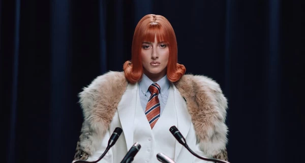 Певица Grisana снялась с номинаций музыкальных премий на фоне упреков об отце-коррупционере