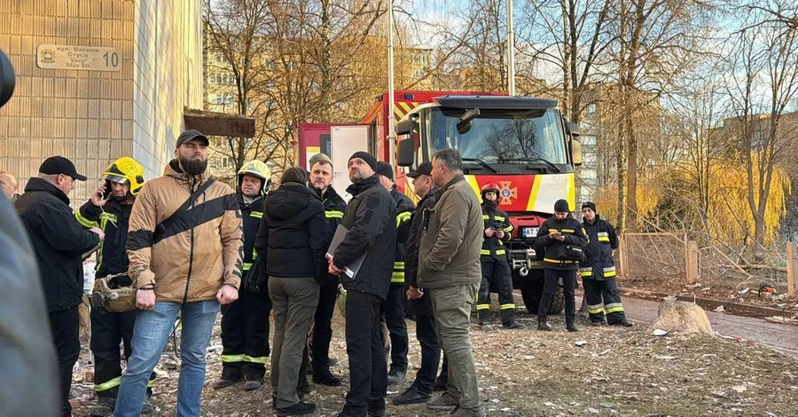 В Тернополе под завалами дома с утра находится 20-летний юноша