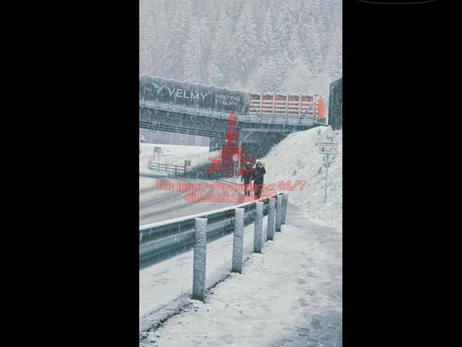 У Карпатах випав сніг, а у Києві оголосили небезпеку через вітер