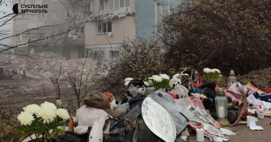 У Тернополі люди несуть квіти та іграшки до будинку, зруйнованого російською ракетою