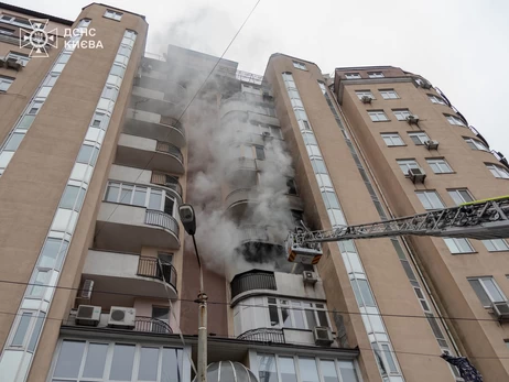У київській багатоповерхівці вибухнула зарядна станція та сталася пожежа