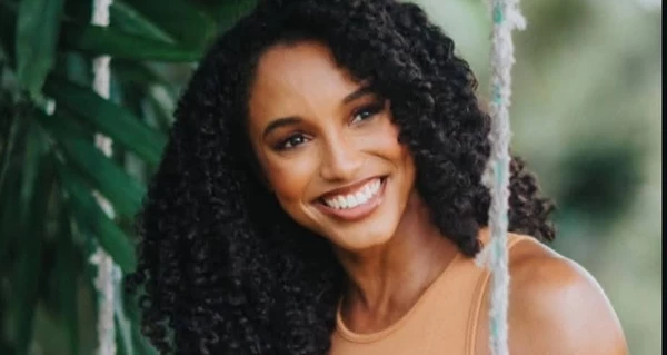 Мисс Ямайка упала во время дефиле на конкурсе «Мисс Вселенная 2025» - ее унесли со сцены на носилках