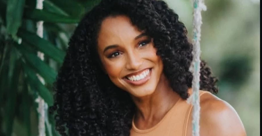 Мисс Ямайка упала во время дефиле на конкурсе «Мисс Вселенная 2025» - ее унесли со сцены на носилках