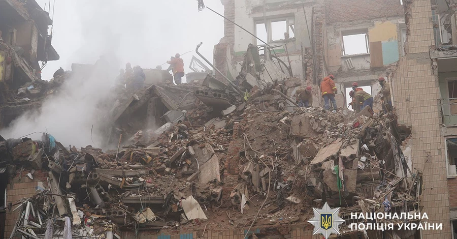 У Тернополі шукають чоловіків, які рятували людей із палаючого після обстрілів РФ будинку