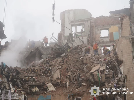 У Тернополі шукають чоловіків, які рятували людей із палаючого після обстрілів РФ будинку