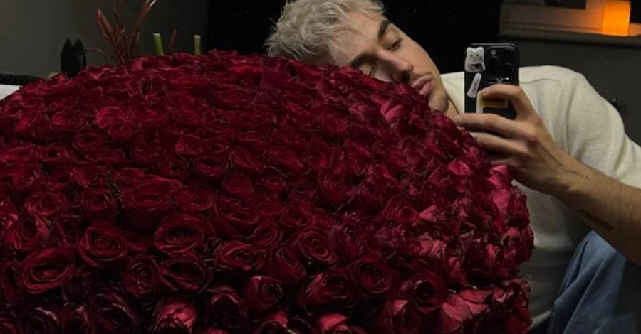 MELOVIN рассказал подробности своей помолвки: любимый подарил ему 501 роз и кольцо с 10 бриллиантами
