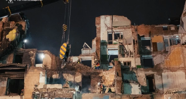 В Тернополе не будет новогодней елки, а возле разрушенного ракетой дома установят кресты