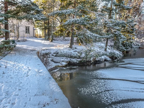 В выходные на западе прогнозируют снег и гололед, а на юге - до +20 градусов