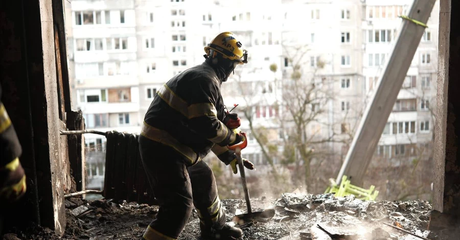 У Києві під завалами може бути людина, рятівні роботи продовжуються