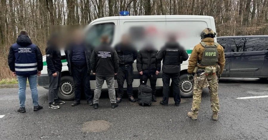 На Закарпатті затримали інкасаторів, які перевозили ухилянтів у броневику з блимавками
