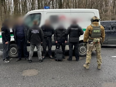 На Закарпатті затримали інкасаторів, які перевозили ухилянтів у броневику з блимавками
