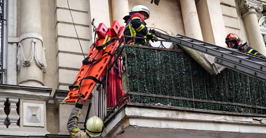 В одеській багатоповерхівці обвалився балкон з людьми, постраждали дві жінки