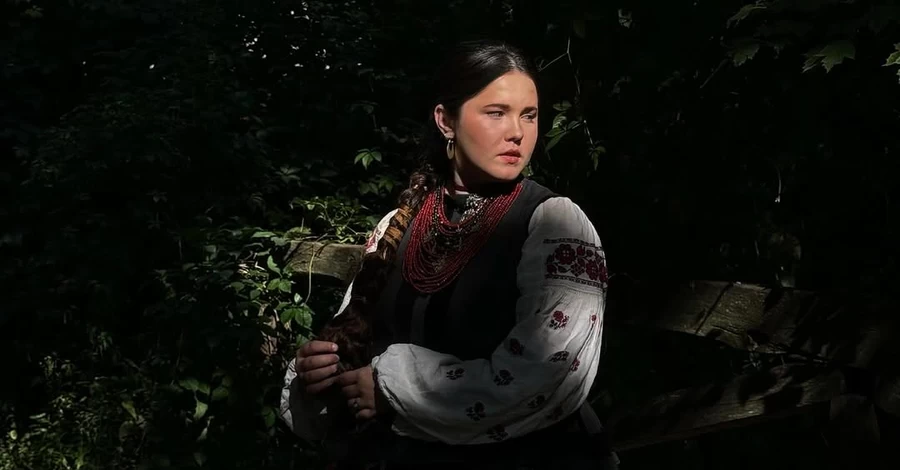 Що відомо про дівчину, яка співає народним голосом у пісні Альони Омаргалієвої 