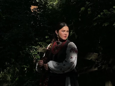 Что известно о девушке, которая поет народным голосом в песне Алены Омаргалиевой 