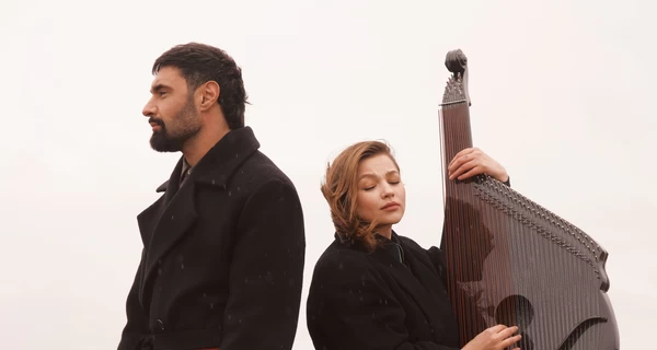 Виталий Козловский и Марина Круть исполнили «Знаєш» на разминированном поле