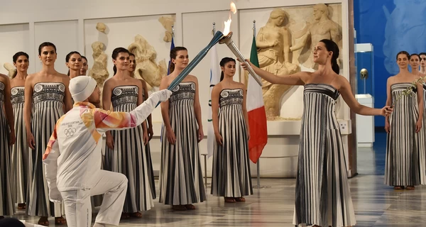 Из-за непогоды в Греции олимпийский огонь для зимних Игр-2026 зажгли с помощью резервного факела