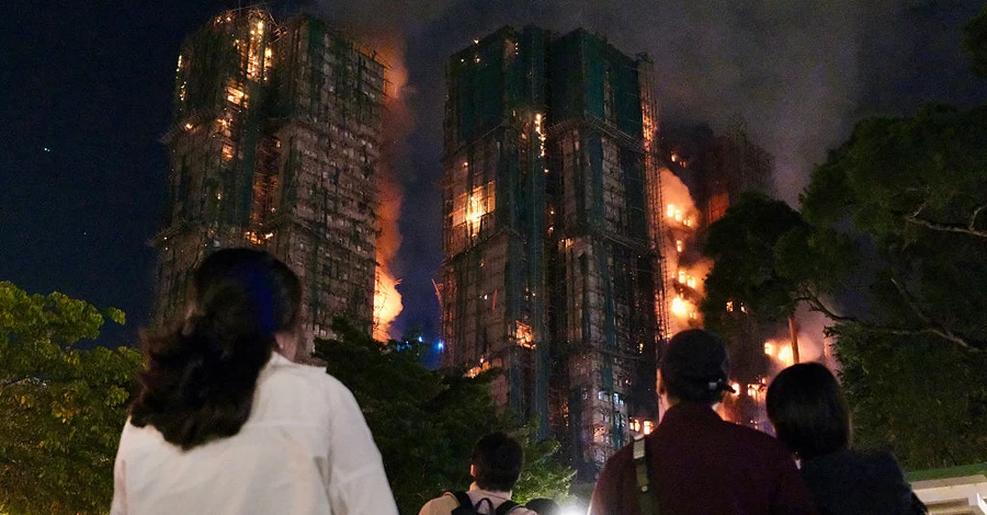 У Гонконгу пожежа охопила житловий квартал з 32-поверхових веж, загинули 36 людей (оновлено)