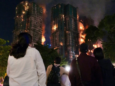 В Гонконге пожар охватил жилой квартал из 32-этажных башен, погибли 36 человек (обновлено)