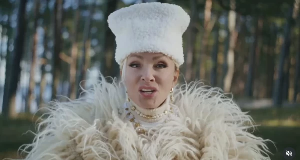 АТБ відповів на критику реклами з Лаймою Вайкуле, яка співає 