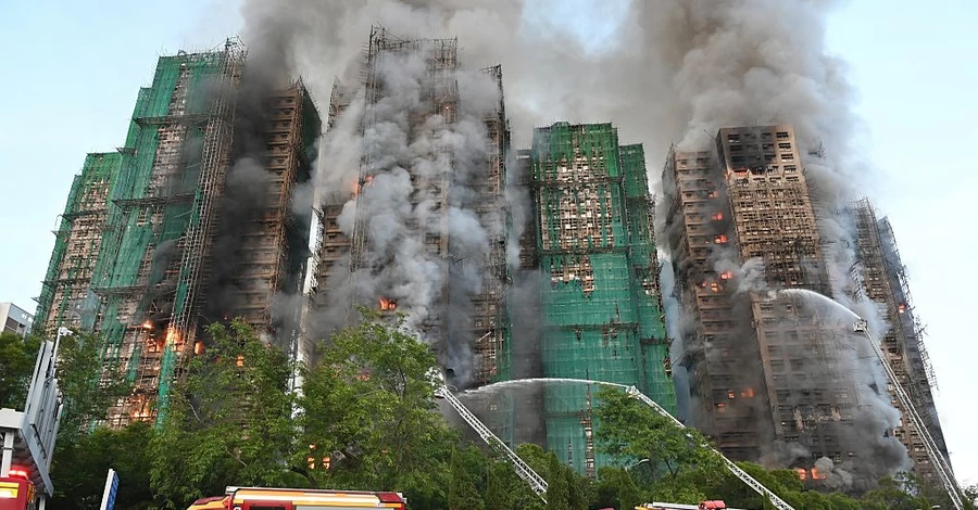 Число жертв пожара в Гонконге увеличилось до 55 человек, он продолжается уже сутки