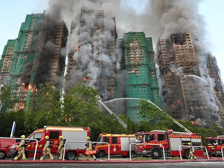 Кількість жертв пожежі у Гонконгу збільшилася до 55 осіб, вона триває вже добу
