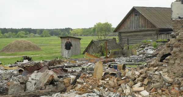 Староста села на Чернігівщині: На яблунях висять дрони, на городах закопалися фугаси