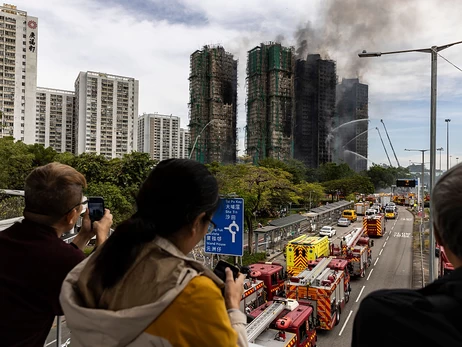 Кількість жертв пожежі в житловому комплексі Гонконгу зросла до 83 осіб