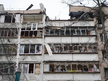 У Києві поліцейські врятували хлопчика зі зруйнованої квартири після удару РФ