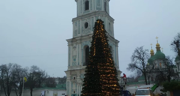 В центре Киева установили и почти украсили главную елку Украины
