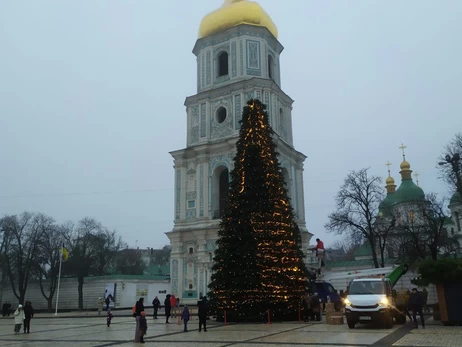 У середмісті Києва встановили та майже прикрасили головну ялинку України