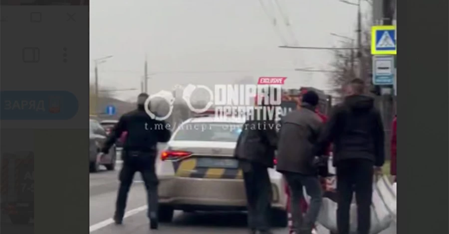 Россияне ударили ракетой по Днепру, СМИ пишут о людях под завалами