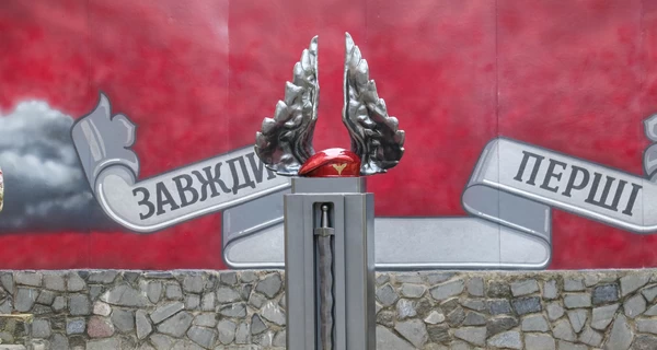 В Житомире установили памятник десантникам в виде берета, крыльев и меча