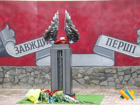 У Житомирі встановили пам’ятник десантникам у вигляді берета, крил та меча