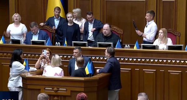 Депутаты намерены блокировать трибуну Рады во время заседания 2 декабря