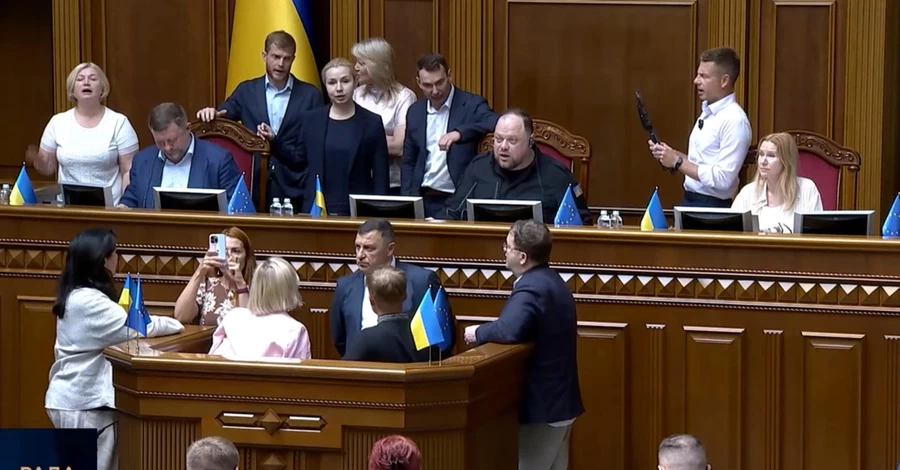 Депутати налаштовані блокувати трибуну Ради під час засідання 2 грудня