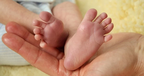 Новорожденного, чья мать погибла при обстреле Киева, выписывают из больницы