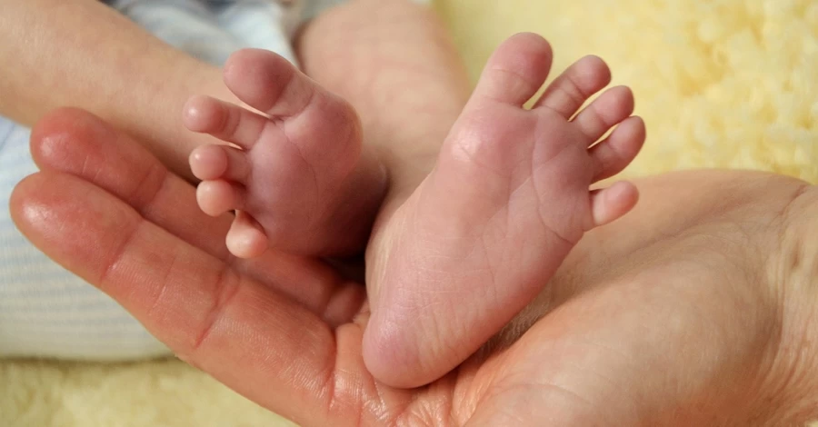 Новорожденного, чья мать погибла при обстреле Киева, выписывают из больницы