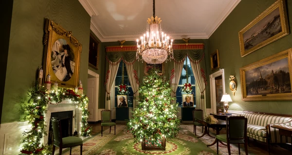 Мелания Трамп украсила Белый дом к Рождеству с помощью модельера Эрве Пьера